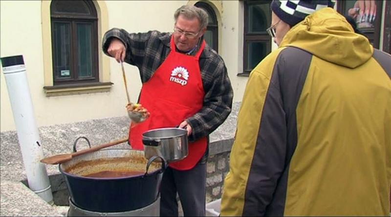 Ételt osztott az MSZP Ételt osztott az MSZP