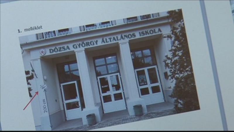 Emléktábla az igazgatónak Emléktábla az igazgatónak