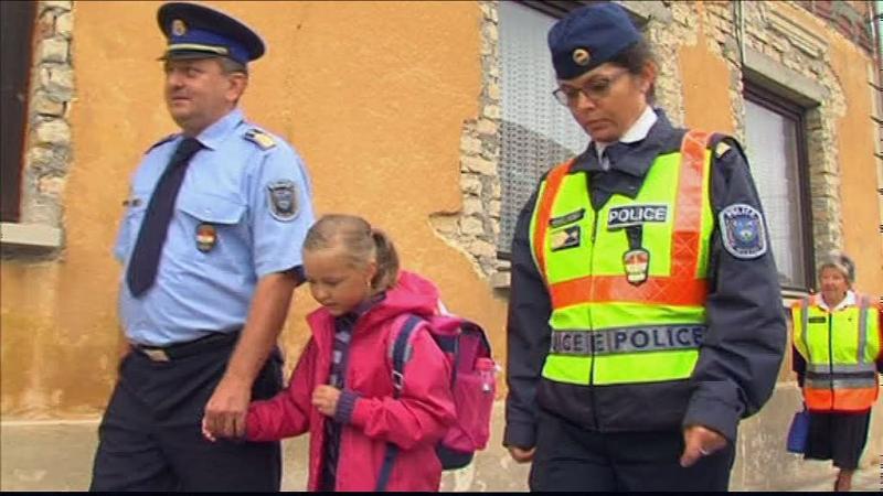 Gyalogosan az iskolába Gyalogosan az iskolába