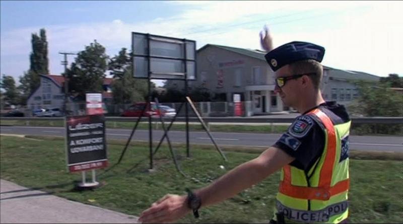 A biztonsági öveket ellenőrzik A biztonsági öveket ellenőrzik
