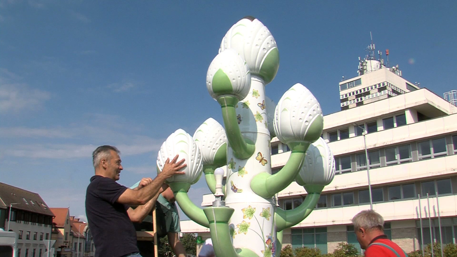 Újra helyén a porcelánfa Újra helyén a porcelánfa