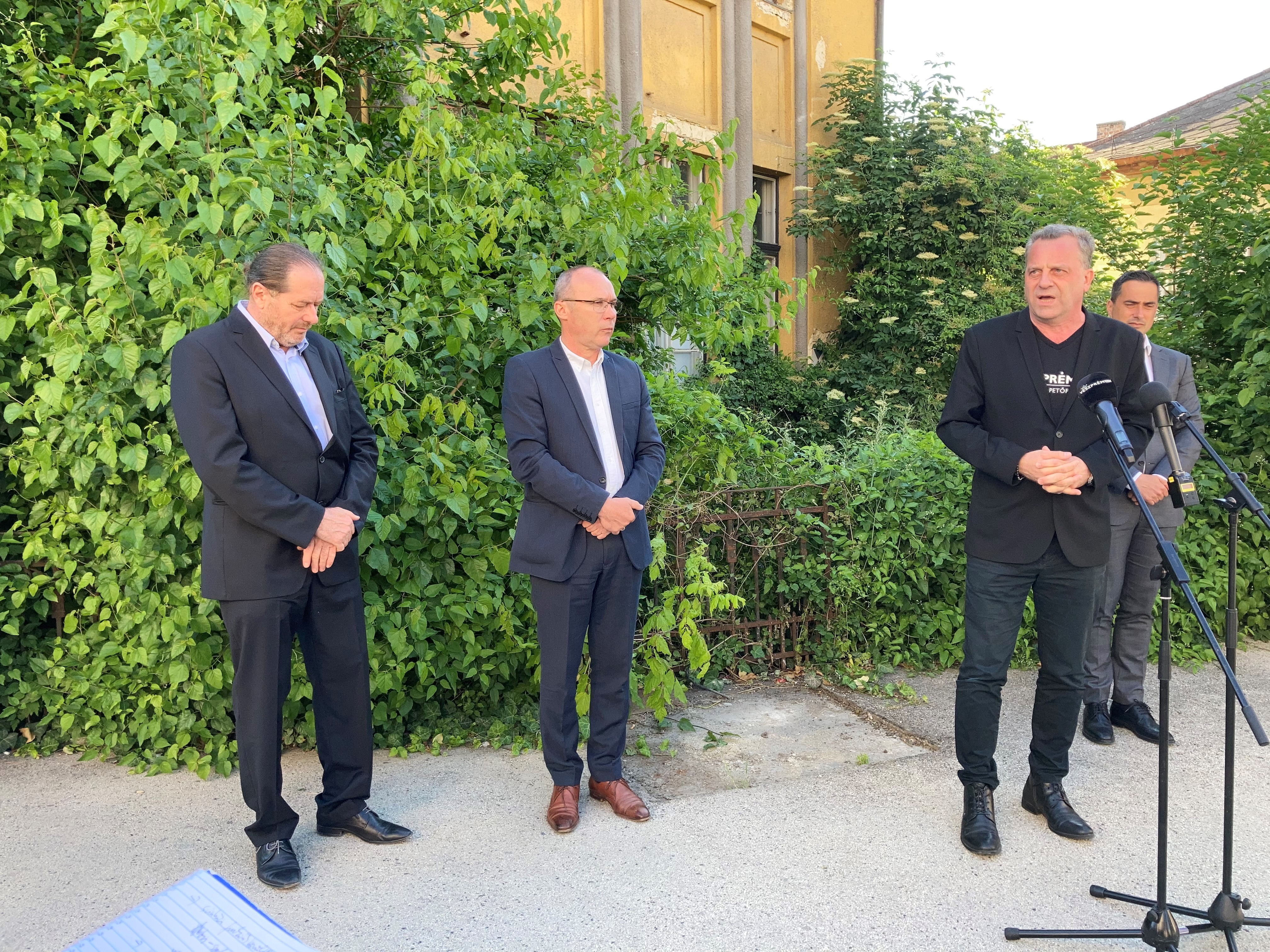 Indul a színház rekonstrukciója