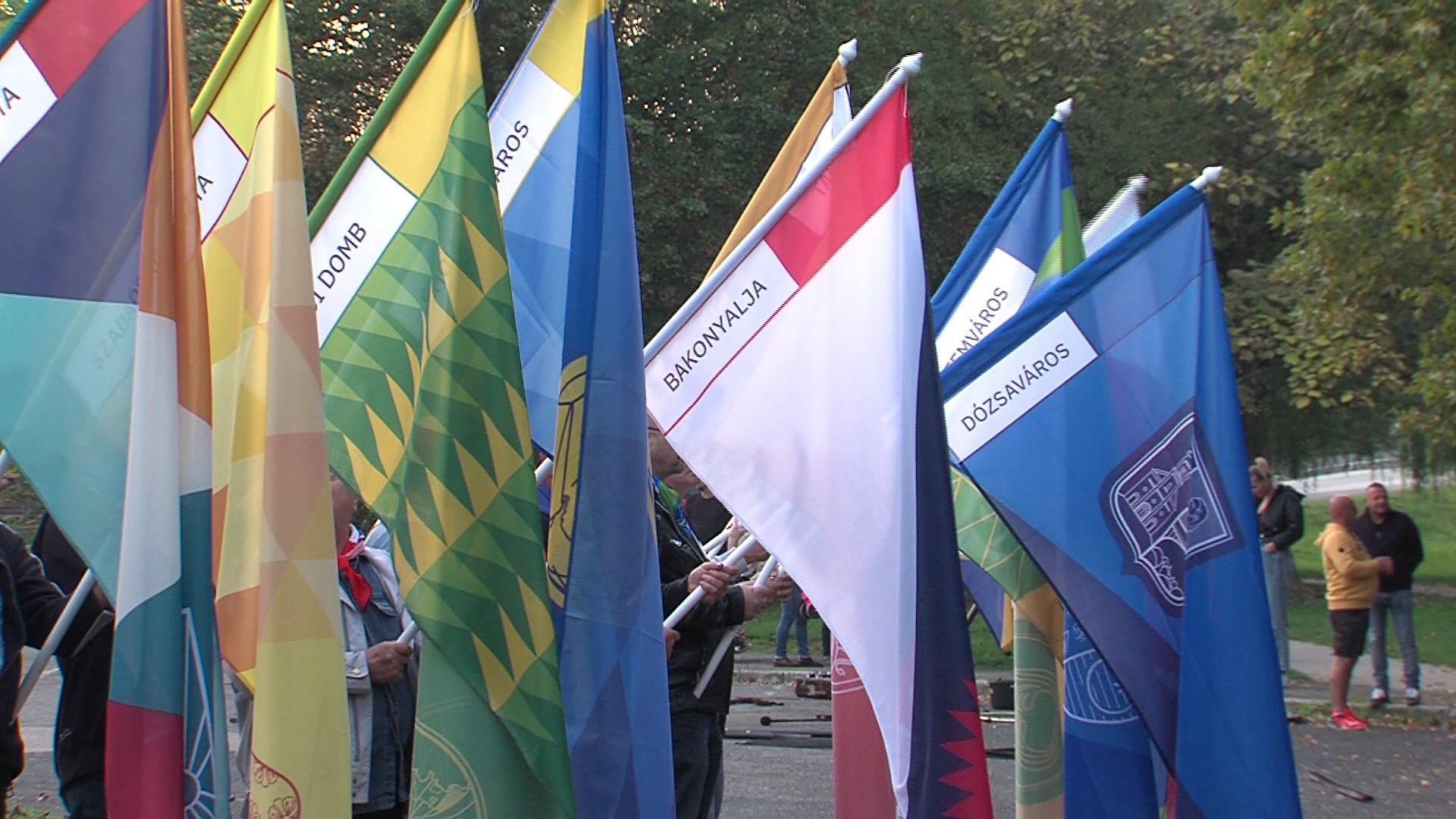 Zászlókkal a Völgyhíd alatt